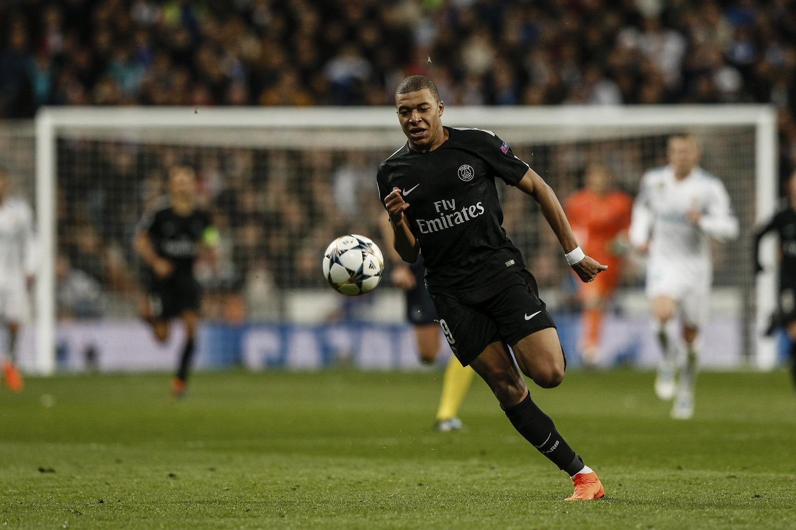 阿图什杯球员进球后跑上看台给母亲献花，后两黄变一红被罚下