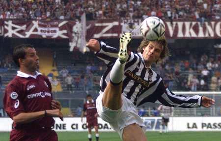 电讯报：纽卡有意引进小将斯密特，该球员非常乐意在一月加盟