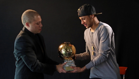 完成大四喜，姆巴佩当选欧冠官方本周最佳球员（姆巴佩轰四球，荣膺欧冠官方周最佳）