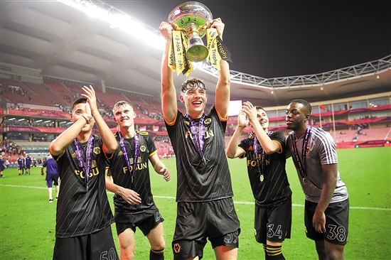 裁判专家：罗德里戈踢对方脚后跟，应该被罚下（裁判专家称罗德里戈踢到对手脚后跟，理应被罚下）