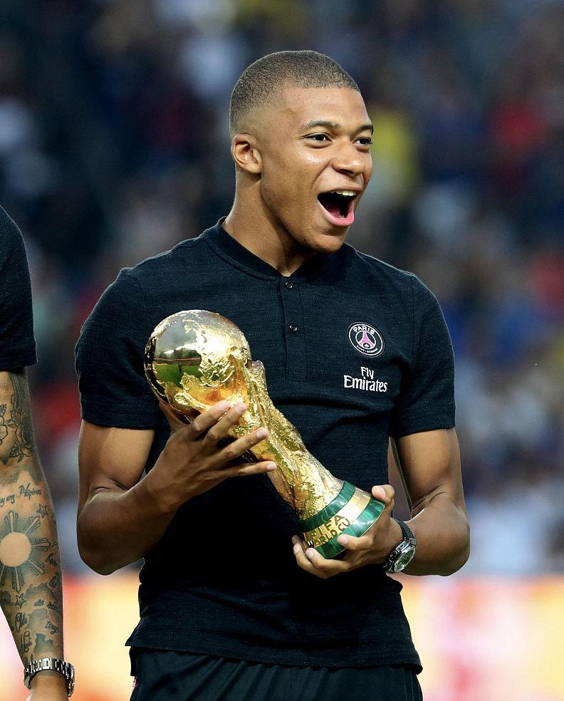 斯内德：亚马尔未来或超越梅西，他未来10年不会离开巴萨（斯内德：亚马尔有望超越梅西，未来十年大概率留在巴萨）