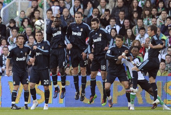 图片报：英超夏窗转会投入超20亿欧，远超德甲引发竞争力担忧（英超今夏转会花费超20亿欧元，投入远超德甲，竞争力隐忧加剧）