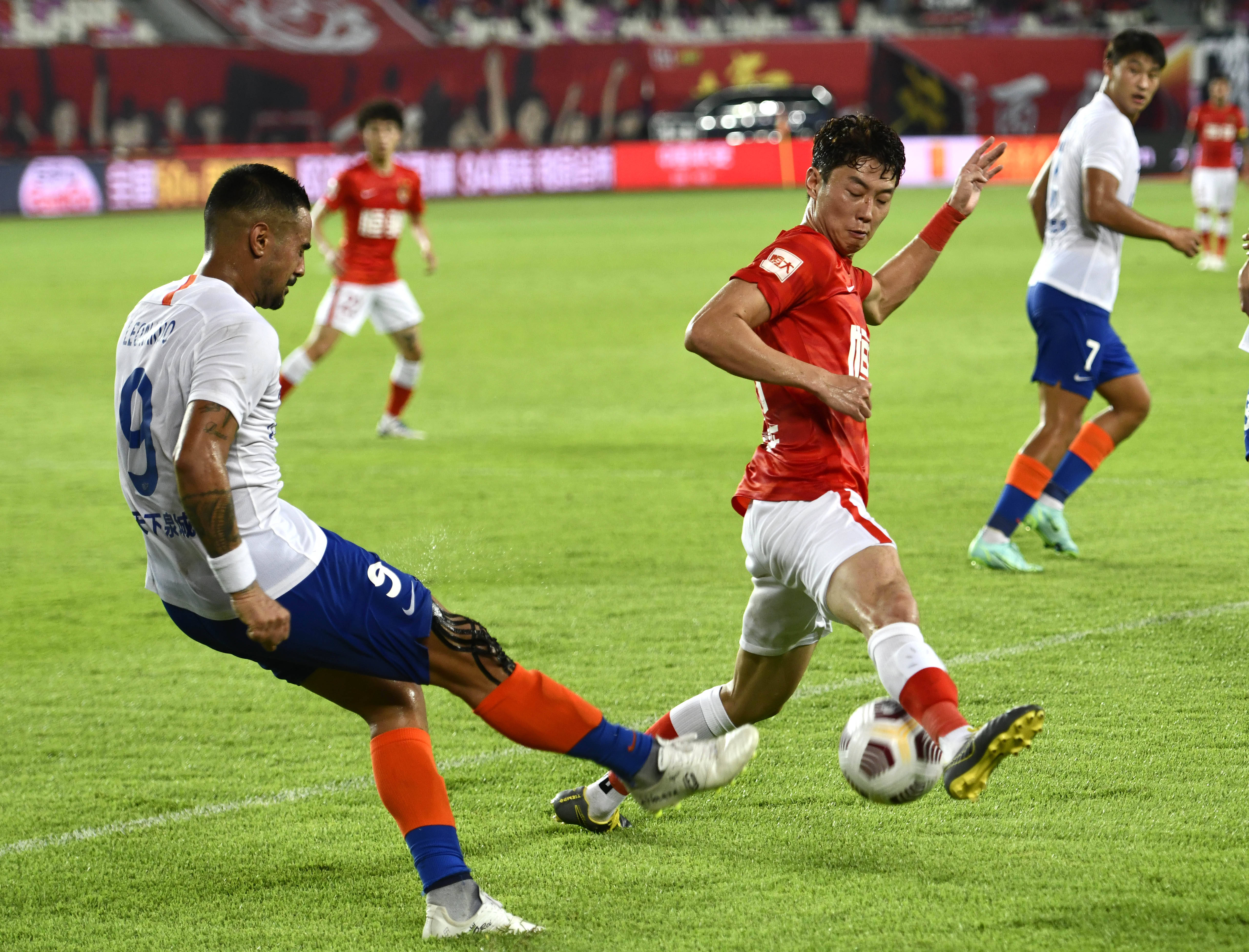 克瓦拉茨赫利亚双响炮率巴黎5-0大胜雷恩，重返争冠正轨